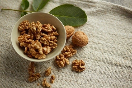Một hợp chất thực phẩm thường thấy trong các axit béo Omega-3 trong quả óc chó có thể làm dịu cơn nóng bừng ở phụ nữ mãn kinh.