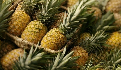 Dứa có chứa một loại enzyme gọi là bromelain, được biết đến với khả năng làm giảm viêm, giảm đau và cứng khớp do viêm khớp dạng thấp