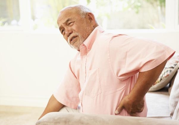 Đau thắt lưng ở người bệnh cao tuổi nguyên nhân
