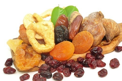 Người bị nổi mề đay không nên ăn các loại trái cây sấy khô như mơ khô, táo khô, nho khô…