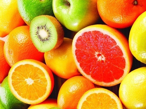 Các loại trái cây có tính axit như cà chua, dứa, chanh, cam và bưởi có thể kích thích bàng quang, khiến triệu chứng viêm đường tiết niệu nghiêm trọng hơn.
