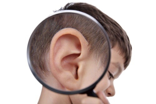 Viêm tai giữa có thể gây thủng màng nhĩ, làm tiêu xương… ảnh hưởng đến khả năng nghe của trẻ và dẫn đến rối loạn ngôn ngữ.