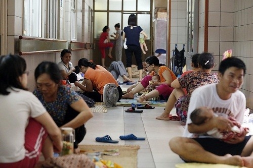 Đặt lịch khám qua mạng là một giải pháp hiệu quả cho tình trạng phải chờ đợi, mất thời gian, quá tải ở nhiều bệnh viện.