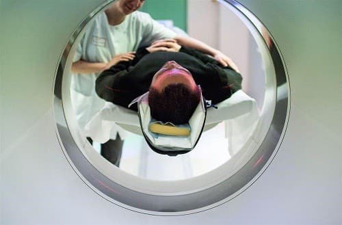 Người bệnh có thể hỏi bác sĩ về lượng phóng xạ được sử dụng trong suốt quá trình chụp CT và các rủi ro liên quan tới sức khỏe có thể xảy ra trước khi quyết định chụp CT não.