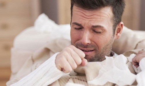 Các triệu chứng điển hình chẩn đoán viêm phế quản cấp gần giống với triệu chứng của cảm lạnh như sốt nhẹ, hắt hơi, sổ mũi, chảy nước mũi, đau rát họng.