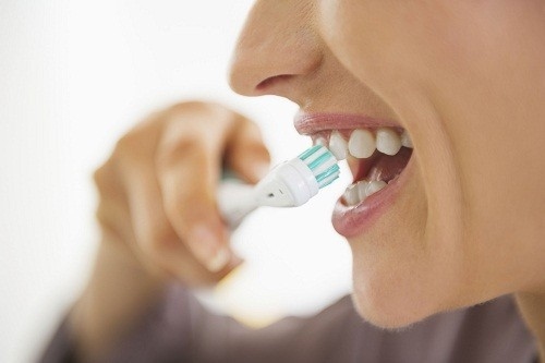 Đánh răng quá mạnh sẽ gây mòn răng, khi đó các kích thích nóng, lạnh, chua sẽ trở thành tác nhân gây ê buốt.