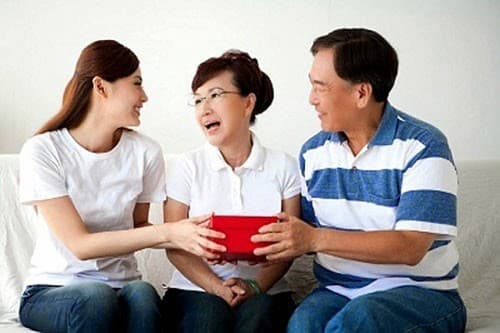 Tặng quà sức khỏe thể hiện sự chu đáo mà con cái dành tặng cha mẹ