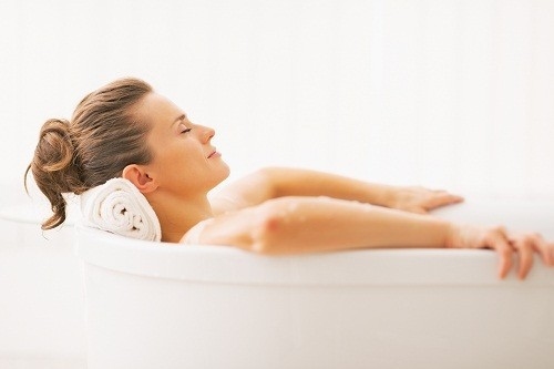 Tắm nước ấm hàng ngày với xà phòng dịu nhẹ có thể giúp làm dịu vết ngứa và loại bỏ da khô