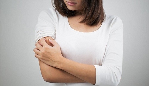 Chính những tác động ngứa - gãi lại càng làm cho bệnh vẩy nến phát triển mạnh hơn.