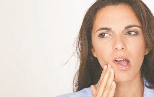Cảm thấy ê buốt ở răng khi tiếp xúc với đồ ăn quá nóng hoặc quá lạnh là dấu hiệu cho thấy răng đã mất đi lớp bảo vệ.