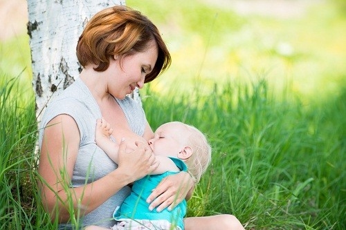 Cho con bú giúp làm giảm nguy cơ ung thư vú và buồng trứng đồng thời cũng làm hạn chế rủi ro loãng xương.