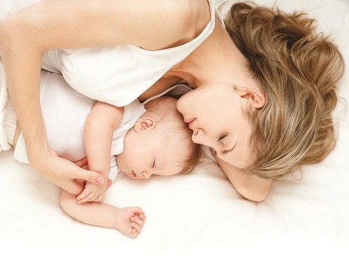Hỏi ý kiến bác sĩ trước khi bắt đầu cho con bú nếu người mẹ đang sử dụng bất cứ loại thuốc kê đơn nào.