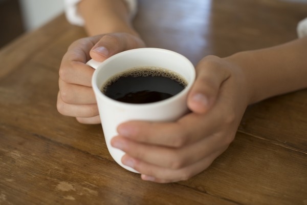 Không nên uống đồ uống có chứa caffein hoặc rượu trong nhiều ngày.