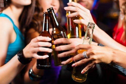 Uống quá nhiều rượu bia có thể góp phần dẫn tới chứng tiêu chảy, các vấn đề về gan và ung thư thực quản.
