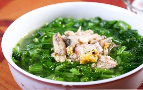 Canh cá rô đồng rau cải này có tác dụng rất tốt cho người khí huyết suy, cơ thể gầy yếu, ăn uống không tiêu, cảm lạnh, nôn mửa
