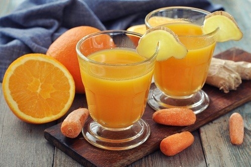 Ăn nhiều thực phẩm giàu vitamin A như cam, cà rốt... để ngăn chặn tình trạng da bị khô, bong tróc.