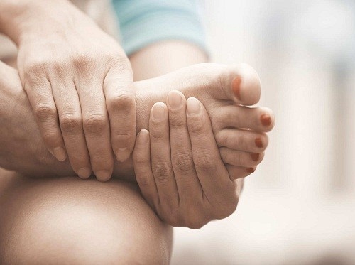 Chuột rút là tình trạng co thắt cơ đột ngột, gây đau dữ dội ở bắp thịt, làm cho bệnh nhân không tiếp tục cử động được nữa.