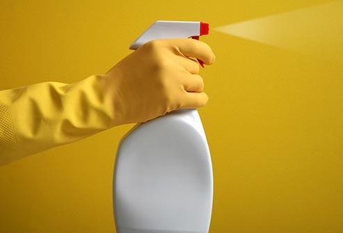 Tránh xa các sản phẩm làm sạch khử mùi, dung dịch tẩy rửa và khói để ngăn chặn cơn bùng phát của bệnh chàm.