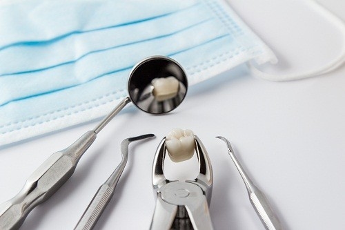 Làm theo từng bước chăm sóc sau do nha sĩ chỉ định sau khi nhổ răng để tránh nhiễm trùng và các vấn đề khác là rất quan trọng.