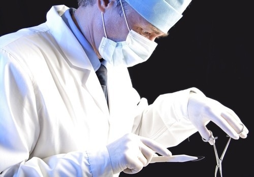 Phẫu thuật là một trong những phương pháp điều trị chính của vô sinh hiếm muộn.