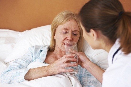 . Ngậm một mẩu nước đá có thể làm dịu cổ họng và giảm khát.
