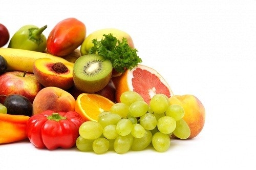 Trái cây và rau quả giàu vitamin C bao gồm dâu tây, quả mâm xôi, quả việt quất, bông cải xanh, súp lơ, rau bina, ớt chuông ngọt...