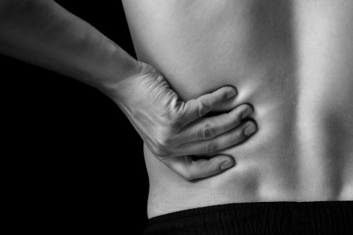 Cơn đau lưng nghiêm trọng dần lan tới bụng dưới bên trái có thể là dấu hiệu cảnh báo sỏi thận hoặc nhiễm trùng đường tiết niệu.
