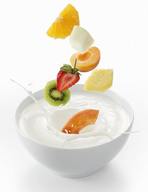 Sữa chua có chứa nguồn canxi nhiều hơn sữa bình thường và thêm một số chất dinh dưỡng khác như vitamin B, protein và kẽm rất tốt cho bà bầu.