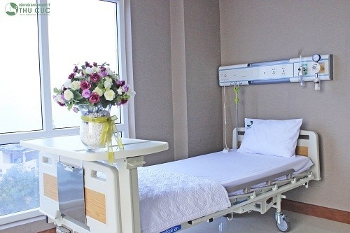 Hệ thống giường bệnh hiện đại, tiện nghi cùng sự chăm sóc chu đáo của đội ngũ y bác sĩ sẽ giúp người bệnh nhanh chóng phục hồi sau phẫu thuật.