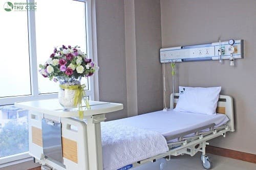 Hệ thống giường bệnh tiện nghi, thoải mái cùng sự chăm sóc tận tình của đội ngũ nhân viên y tế chuyên nghiệp sẽ giúp người bệnh phục hồi nhanh chóng sau phẫu thuật điều trị viêm ruột thừa.