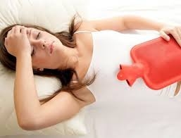 Khi bị kinh nguyệt màu đen chị em nên đi khám phụ khoa càng sớm càng tốt.