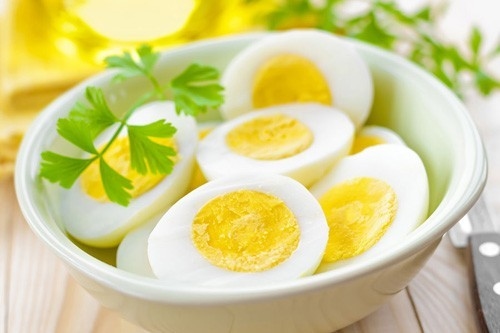 Trứng luộc kỹ có hàm lượng protein cao. Lòng trắng chứa nhiều protein, còn lòng đỏ có đầy đủ chất dinh dưỡng có giá trị như choline – chất đóng vai trò quan trọng trong não và hệ thần kinh của thai nhi; folate giúp ngăn ngừa dị tật ống thần kinh.