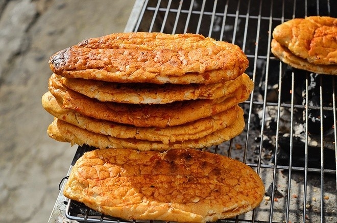 Bánh mì nướng là món ăn vặt được nhiều mẹ bầu ưa thích.