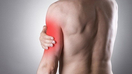 Đau ở cánh tay trái có thể là do nhiều nguyên nhân khác nhau, từ giãn cơ đến một cơn nhồi máu cơ tim nặng.