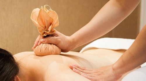 Xoa bóp, chườm nóng hay chườm lạnh là cách bạn giảm cơn đau do giãn dây chằng hiệu quả