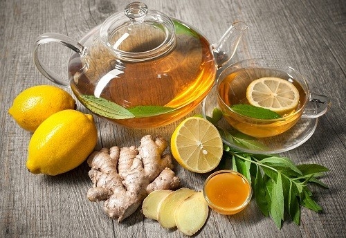 Ăn nhẹ trước khi đi ngủ và sử dụng một số loại trà, chẳng hạn như chanh và gừng, có thể giúp làm giảm buồn nôn.