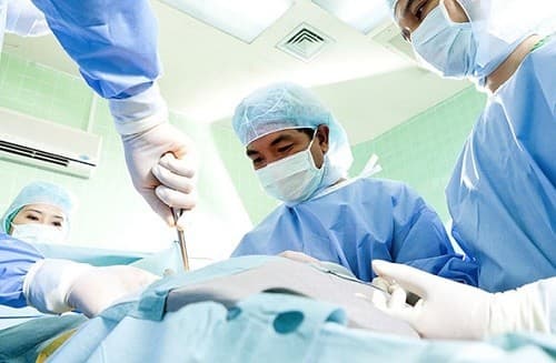 Người bệnh cần được chọc hút hết dịch màng phổi kết hợp với dùng thuốc điều trị bệnh lao để loại bỏ nhanh chóng bệnh