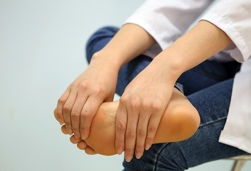Đau chân dai dẳng có thể là do nứt xương, gãy xương nên nam giới cần hết sức lưu ý