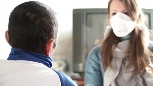 Cần đeo khẩu trang khi tiếp xúc với người bệnh lao hoặc ra những nơi đông người nhằm phòng ngừa nguy cơ mắc bệnh