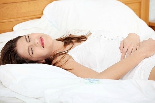 Sau khi phát hiện có các triệu chứng chửa ngoài tử cung, nếu cảm thấy đau dữ dội, người mẹ cần được cấp cứu ngay lập tức.