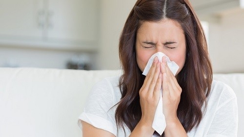Nếu hắt hơi, nhớ lấy khăn giấy để che mũi. Che miệng hoàn toàn khi ho.