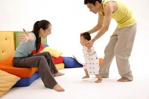 Khi chuyển sang giai đoạn tập đi, trẻ sẽ có bước phát triển đột phá về thể chất và nhận thức.