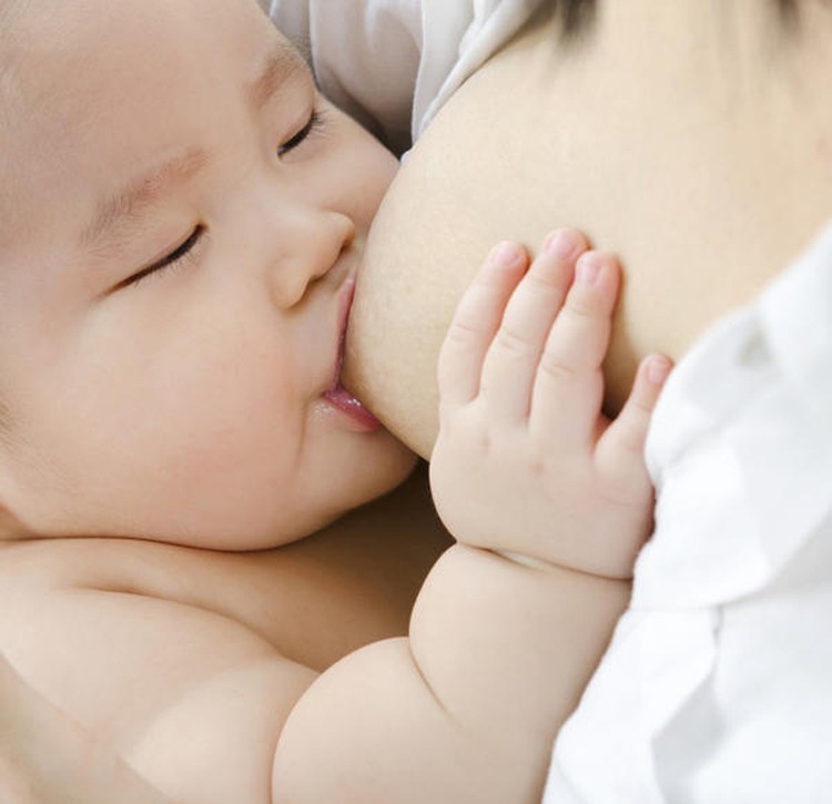 Lựa chọn thực phẩm phù hợp khi nuôi con bằng sữa mẹ là điều rất quan trọng.
