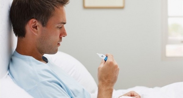 Sốt là một trong những dấu hiệu cảnh báo bạn đang bị bệnh viêm phổi.