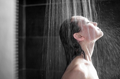 Các tia nước nóng từ vòi hoa sen sẽ phá vỡ lớp dầu tự nhiên ở da, lớp dầu này có tác dụng duy trì độ ẩm và giữ cho da mịn màng