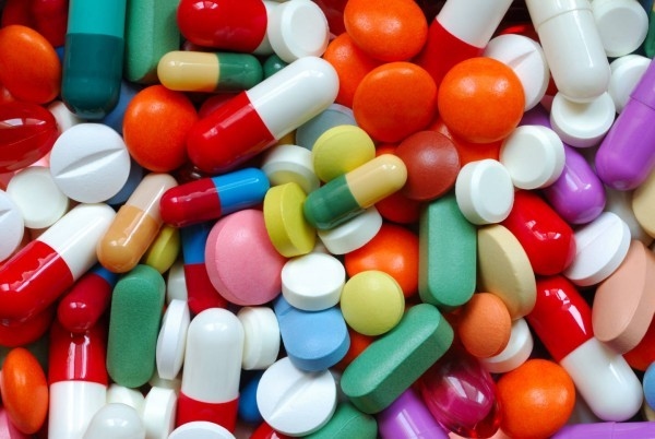 Các loại thuốc kháng sinh thường dùng để điều trị viêm phổi do virus là amoxycillin, ampicillin, penicillin, cephalosporin hoặc erythromycin, co-trimoxazol.