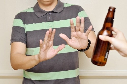 Người bệnh nên kiêng rượu bia, thuốc lá...trong khi điều trị viêm phế quản mạn tính