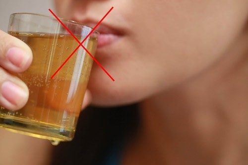 Trong chế độ dinh dưỡng, người bệnh cần tránh rượu bia, đồ uống có ga...không tốt cho sức khỏe và tình trạng bệnh