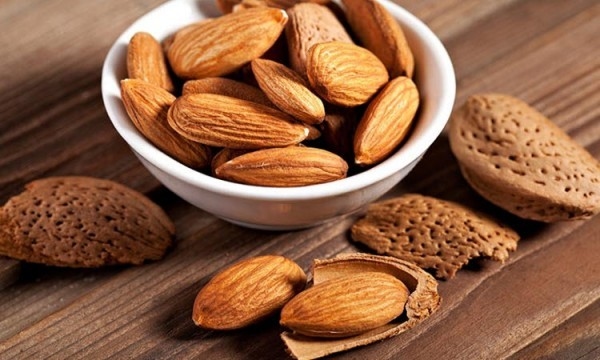 Vitamin E còn có nhiều trong hạt hướng dương, hạnh nhân.