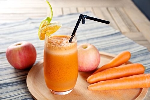 Cà rốt chứa hàm lượng cao chất carotene và lutein không chỉ ung thư phổi mà có thể làm giảm nguy cơ mà các bệnh ung thư khác. Các chất này còn tác dụng rất tốt trong giảm viêm phổi và loại bỏ dịch nhầy làm sạch phổi.